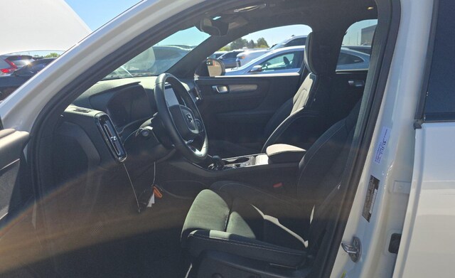 2025 Volvo XC40 B5 Plus Dark Theme SUV