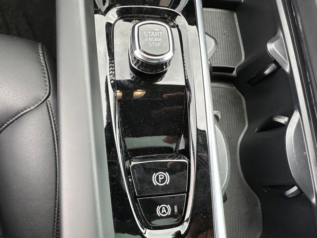 2025 Volvo XC60 B5 Core SUV