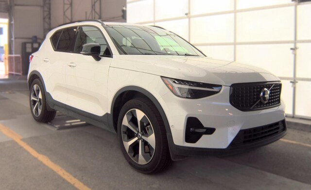 2025 Volvo XC40 B5 Plus Dark Theme SUV