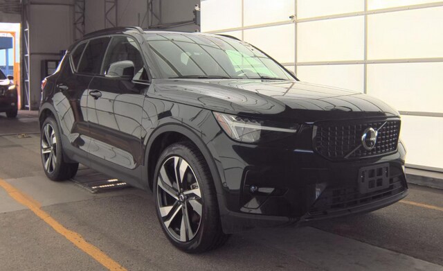 2025 Volvo XC40 B5 Plus Dark Theme SUV