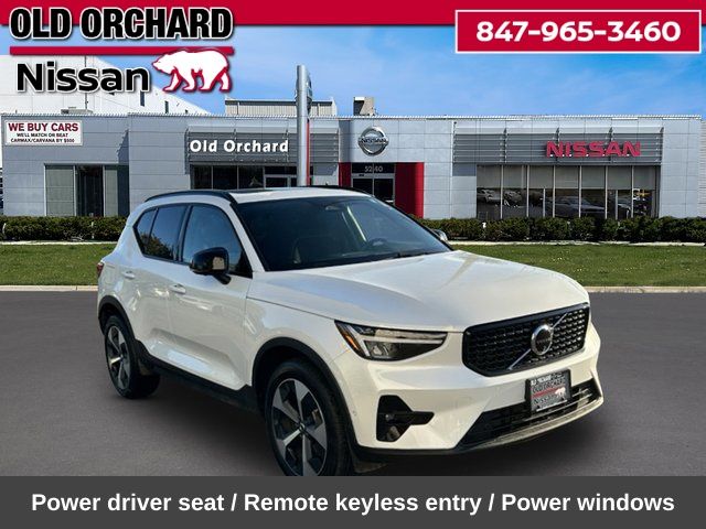 2025 Volvo XC40 B5 Plus Dark Theme SUV