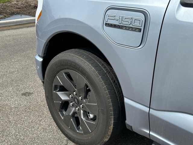 2022 Ford F-150 Lightning Lariat Truck SuperCrew Cab