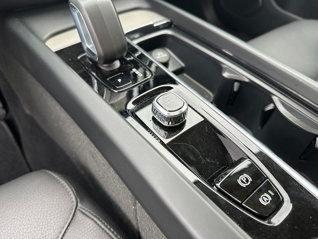 2025 Volvo XC60 B5 Plus SUV