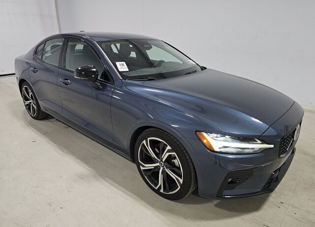 2024 Volvo S60 B5 Core Dark Theme Sedan