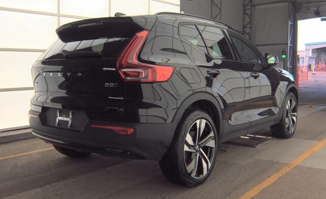 2025 Volvo XC40 B5 Plus Dark Theme SUV