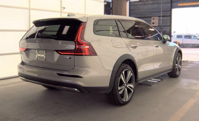 2025 Volvo V60 Cross Country B5 Plus Wagon