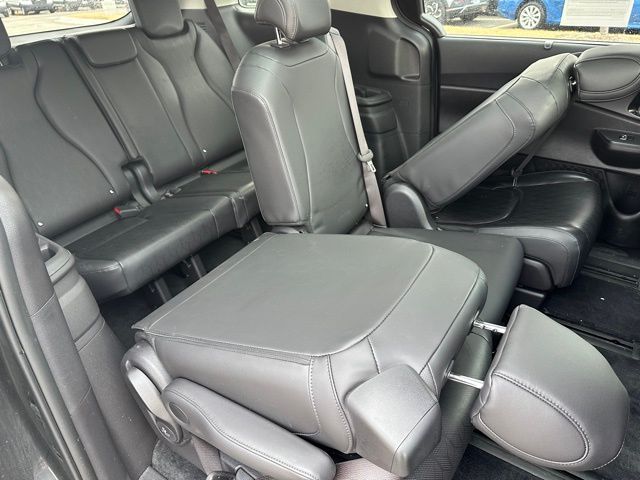 2025 Kia Carnival SX Van Passenger Van