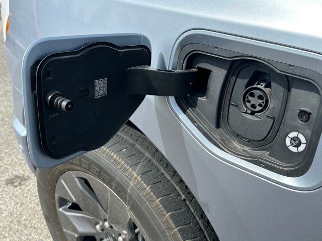 2022 Ford F-150 Lightning Lariat Truck SuperCrew Cab