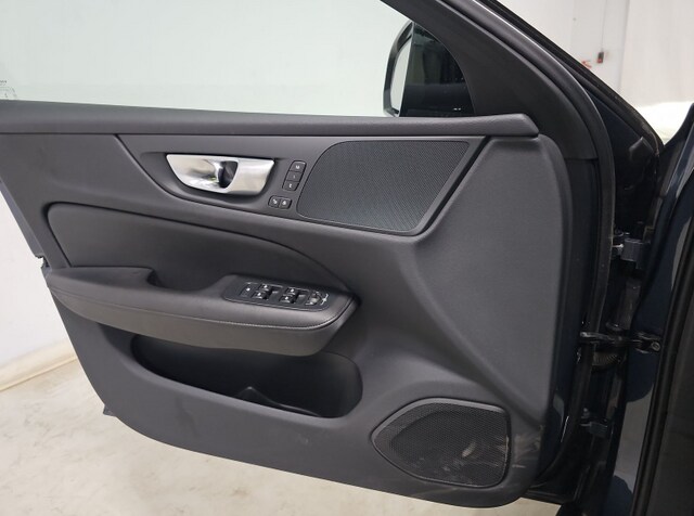 2024 Volvo S60 B5 Core Dark Theme Sedan