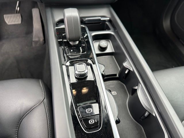 2025 Volvo XC60 B5 Core SUV