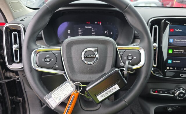 2025 Volvo XC40 B5 Plus Dark Theme SUV