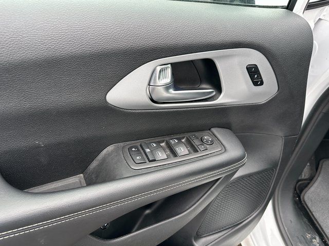 2024 Chrysler Pacifica Plug-In Hybrid Select Van Passenger Van