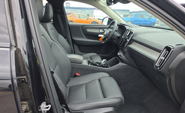 2025 Volvo XC40 B5 Plus Dark Theme SUV