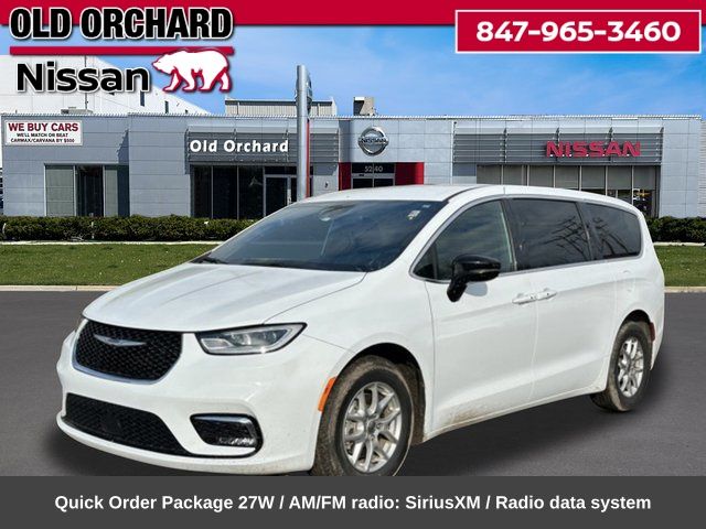 2024 Chrysler Pacifica Touring's photo