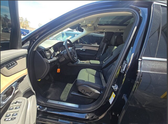 2025 Volvo XC90 B5 Plus SUV