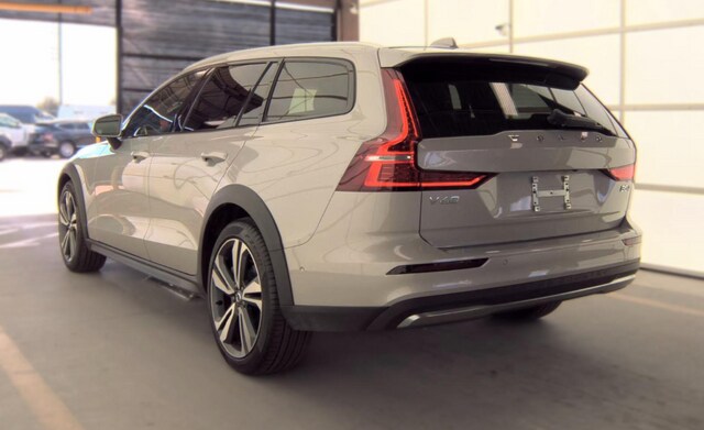 2025 Volvo V60 Cross Country B5 Plus Wagon