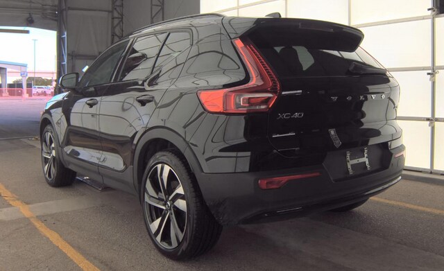 2025 Volvo XC40 B5 Plus Dark Theme SUV