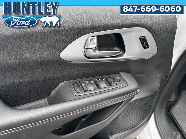 2024 Chrysler Pacifica Plug-In Hybrid Select Van Passenger Van