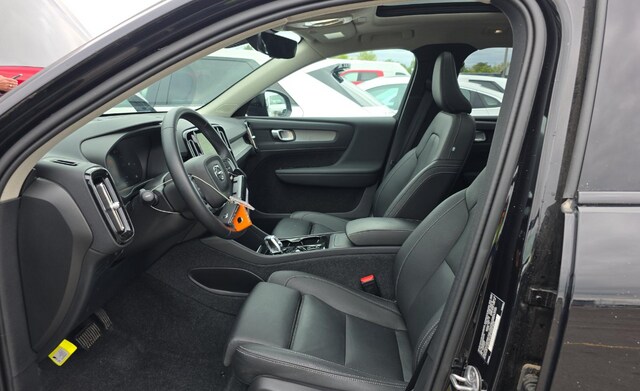 2025 Volvo XC40 B5 Plus Dark Theme SUV
