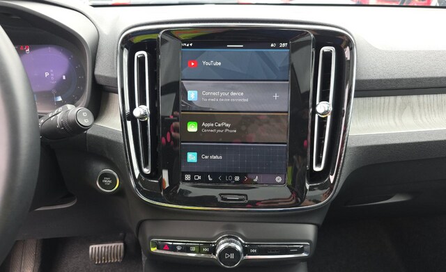 2025 Volvo XC40 B5 Plus Dark Theme SUV