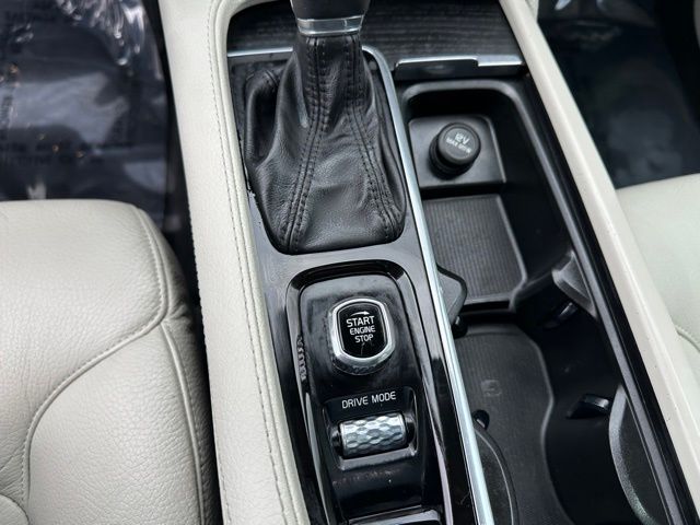 2020 Volvo XC90 T6 Momentum SUV