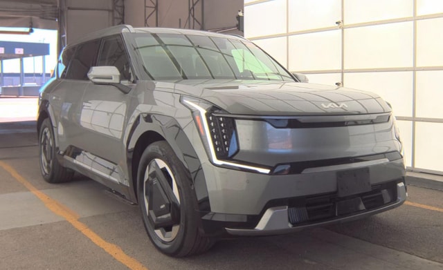 Used 2024 Kia EV9 Land with VIN KNDADFS51R6033569 for sale in Skokie, IL